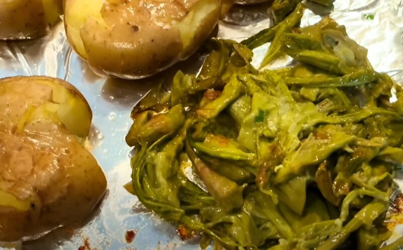 Muffins with a knotweed on a plate